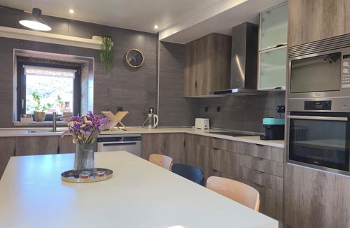 Guarda House | Stone house with an olive grove, a movie theater, and a sim racing setup—sleeps 8 near Serra da Estrela