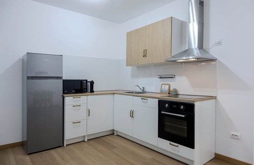 Horta House | GuestReady - Doctor House Gardens