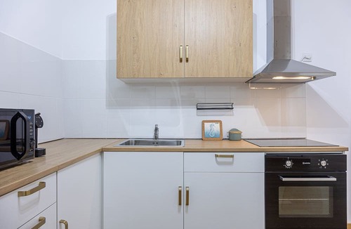 Horta House | GuestReady - Doctor House Gardens