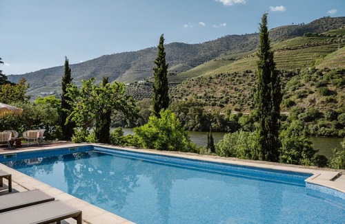 Cotas Ski Chalet | Chalet 'Rosa' with Shared Pool, Wi-Fi and Air Conditioning