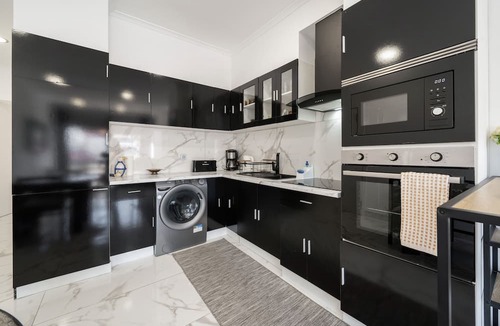 Monte Raposo Apartment | Apartment 'Luxury T2 Near Armação De Pêra' with Wi-Fi and Air Conditioning