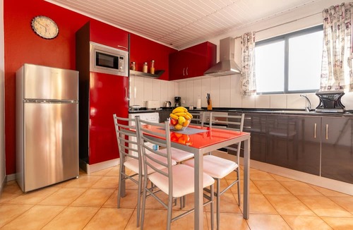 Lombo do Doutor House | Holiday Home 'Refúgio Do Tibéu' with Garden and Sea View