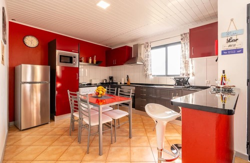 Lombo do Doutor House | Holiday Home 'Refúgio Do Tibéu' with Garden and Sea View