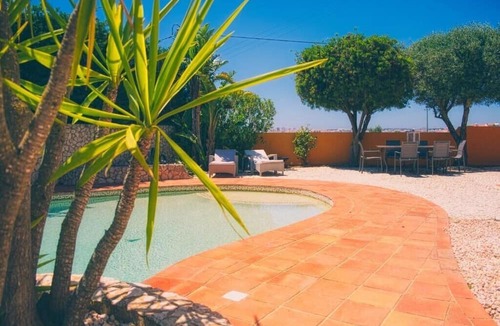 Calicas Apartment | Apartment Sleeps 2 with Pool and Garden