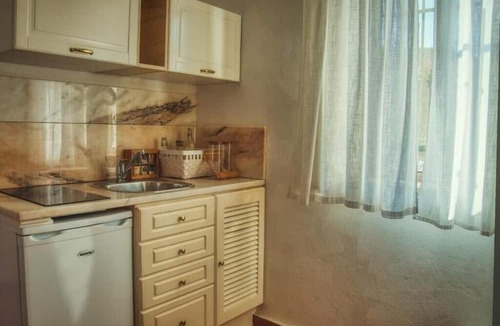 Calicas Apartment | Apartment Sleeps 2 with Pool and Garden