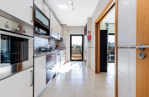 Albardeira Apartment | Encosta By The Marina, Beach & City Center