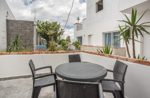 Canico Apartment | Apartment 'Pool View' with Shared Pool, Shared Garden and Wi-Fi
