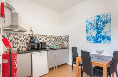 Canico Apartment | Apartment 'Pool View' with Shared Pool, Shared Garden and Wi-Fi