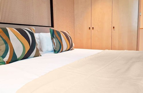 Se Apartment | The Urban Retreat by LovelyStay