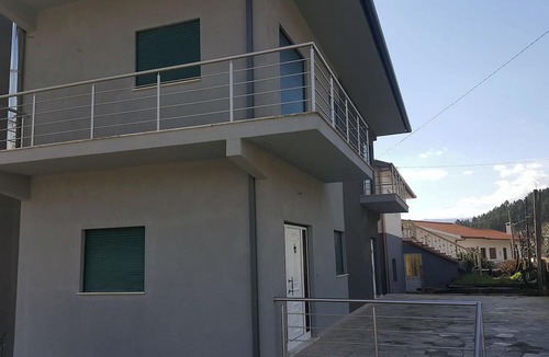 Molares House | Homerez - House with fireplace and mountain views in Montão