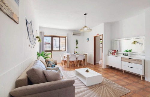 Vila Real Santo Antonio Apartment | Apartment 'Refúgio Do Mar' with Balcony, Wi-Fi and Air Conditioning