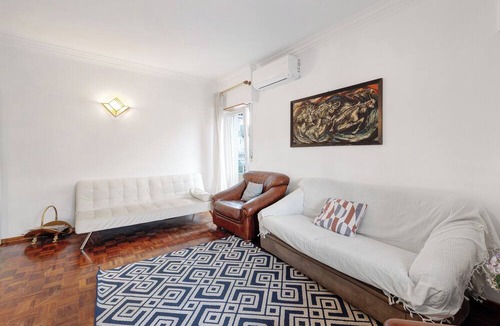 Parede House | "Elegan Vintage House with Barbecue" with Balcony, Garden & Wi-Fi