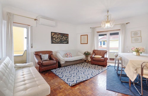 Parede House | "Elegan Vintage House with Barbecue" with Balcony, Garden & Wi-Fi