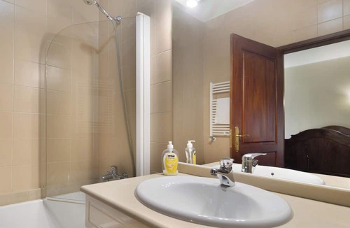 Amares Apartment | Room 'Quarto 1 - Quinta Da Ataíde' with Mountain View, Shared Pool and Wi-Fi