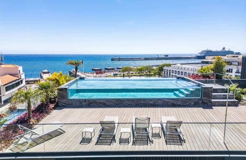 Se Apartment | Luxury Rooftop Jacuzzi Penthouse at Savoy Insular