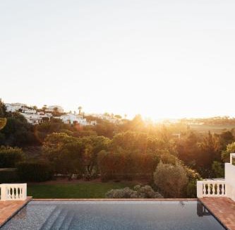 Figueira House | Villa pool nestled in the golf course