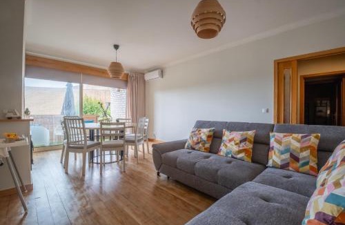 Senhora da Hora Apartment | FamilyHub - EcoHost - Spacious 3-bedroom apartment for 8 people with AC and parking near Porto and the beaches