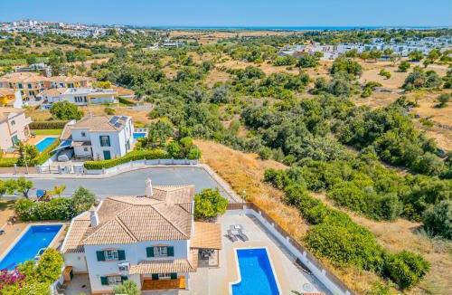 Monte Raposo Villa | Villa Tranquility - com Piscinia Aquecível & BBQ em Alcantarilha