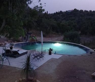Alcaria Cova Ski Chalet | Tranquil Chalet Retreat with Shared Pool in Esti, Portugal