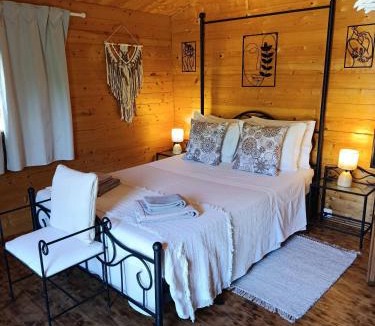 Alcaria Cova Ski Chalet | Tranquil Chalet Retreat with Shared Pool in Esti, Portugal