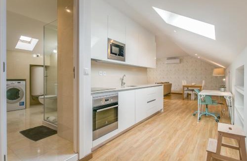 Sao Joao de Deus Apartment | Home Out Rooms & Apartments