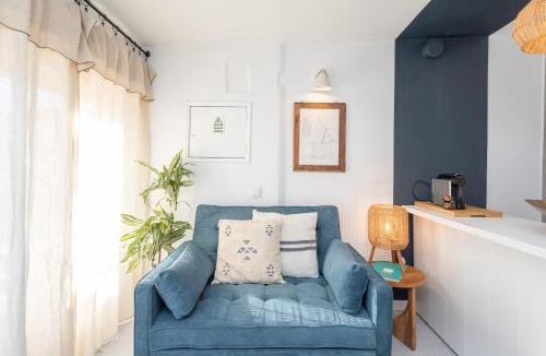 Parede Apartment | BeGuest Tiny Azure Apartament