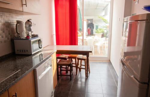 Feijo Apartment | Bright apartment in Almada with shared pool