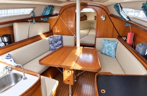 Lisbon Apartment | Sleep aboard a sailing boat in Lisbon