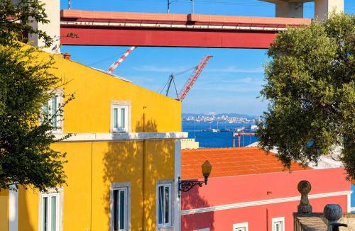 Santo Amaro Apartment | Flat Capela Santo Amaro - View of the bridge & Tagus River
