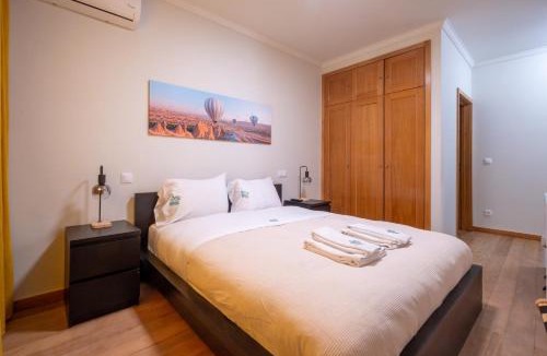Senhora da Hora Apartment | FamilyHub - EcoHost - Spacious 3-bedroom apartment for 8 people with AC and parking near Porto and the beaches