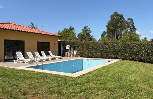 Fornelos Villa | Stunning Villa with Pool and Garden