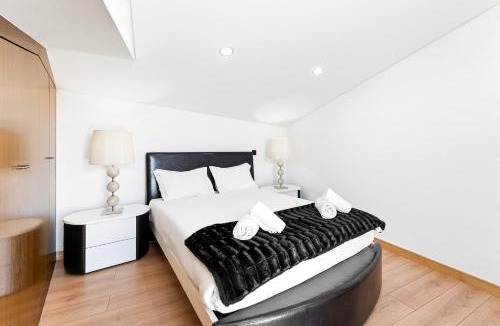 Marinhas House | GuestReady-Contemporary Retreat with Rooftop