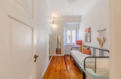 Santa Engracia Apartment | Stunning River View 3BR near Alfama - Renovated