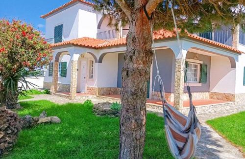 Atalaia House | Great for Families in Lourinhã-Double Rooms-Private Baths-Free Parking & Extra Bed