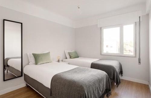 Carvoeira Apartment | WFH Urban Retreat @ Carnide