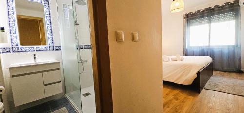 Palhais Apartment | Modern 3 Bed Flat - Beaches, Expo & City Fun - Your Gateway to Lisbon