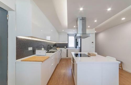 Bairro da Serafina Villa | Villa Campolide - Stylish 4BR Home with Jacuzzi