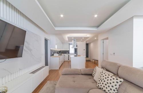 Bairro da Serafina Villa | Villa Campolide - Stylish 4BR Home with Jacuzzi