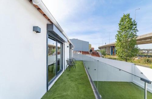 Bairro da Serafina Villa | Villa Campolide - Stylish 4BR Home with Jacuzzi
