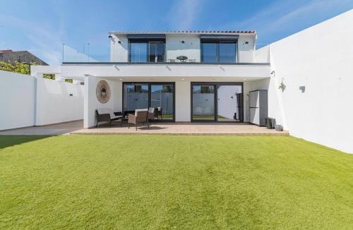 Bairro da Serafina Villa | Villa Campolide - Stylish 4BR Home with Jacuzzi