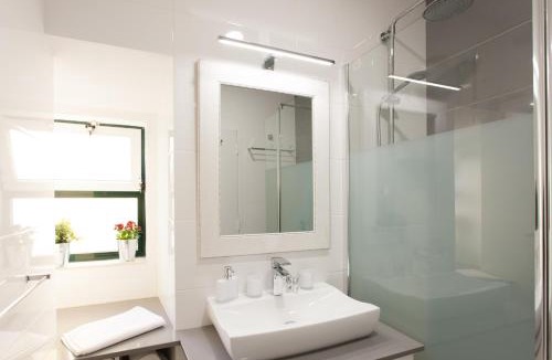 Sacramento Apartment | White Tiles in City Center