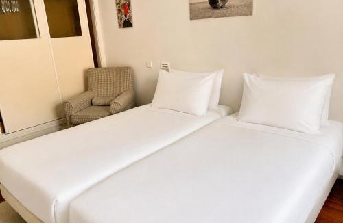 Linda-a-Velha Apartment | Lisbon apartment with large terrace
