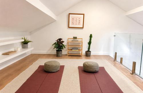 Belem Apartment | Loft-style home with mezzanine in Belém
