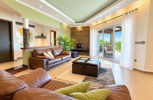 Sao Bras de Alportel Villa | Villa Topázio - 4 Bedrooms, Private Pool, Jacuzzi, Airco & Sea Views!