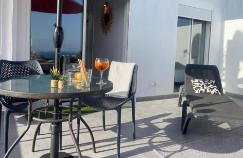 Patio Apartment | Seascape apartamento vista mar e piscina, terraço com BBQ