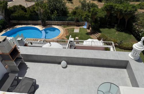Patio Apartment | Seascape apartamento vista mar e piscina, terraço com BBQ