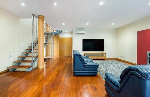 Gualtar Villa | Mansion with Swimming Pool, Pool Table & GrillArea