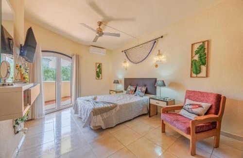 Vale de Covo Apartment | Beach & Downtown 5 minutes away - Spacious 1-bedroom with AC