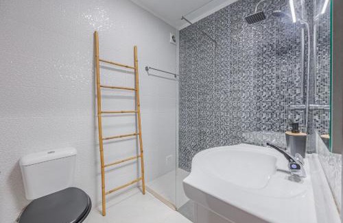Vale de Covo Apartment | Beach & Downtown 5 minutes away - Spacious 1-bedroom with AC