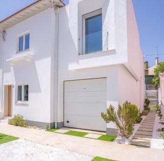 Olivais Villa | Modern Villa with Garden and Private Parking